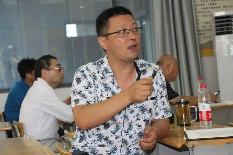 最后,区教师发展中心地理研训员蔡斌主任结合区名教师的成长案例,对