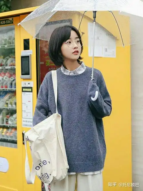 有没有戴眼镜好看的短发图片推荐?