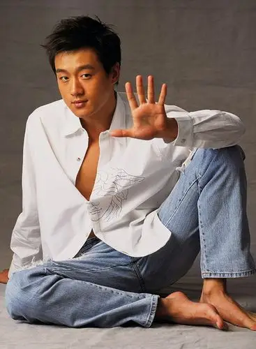 志愿者形象大使献爱心佟大为海啸遇难者捐款