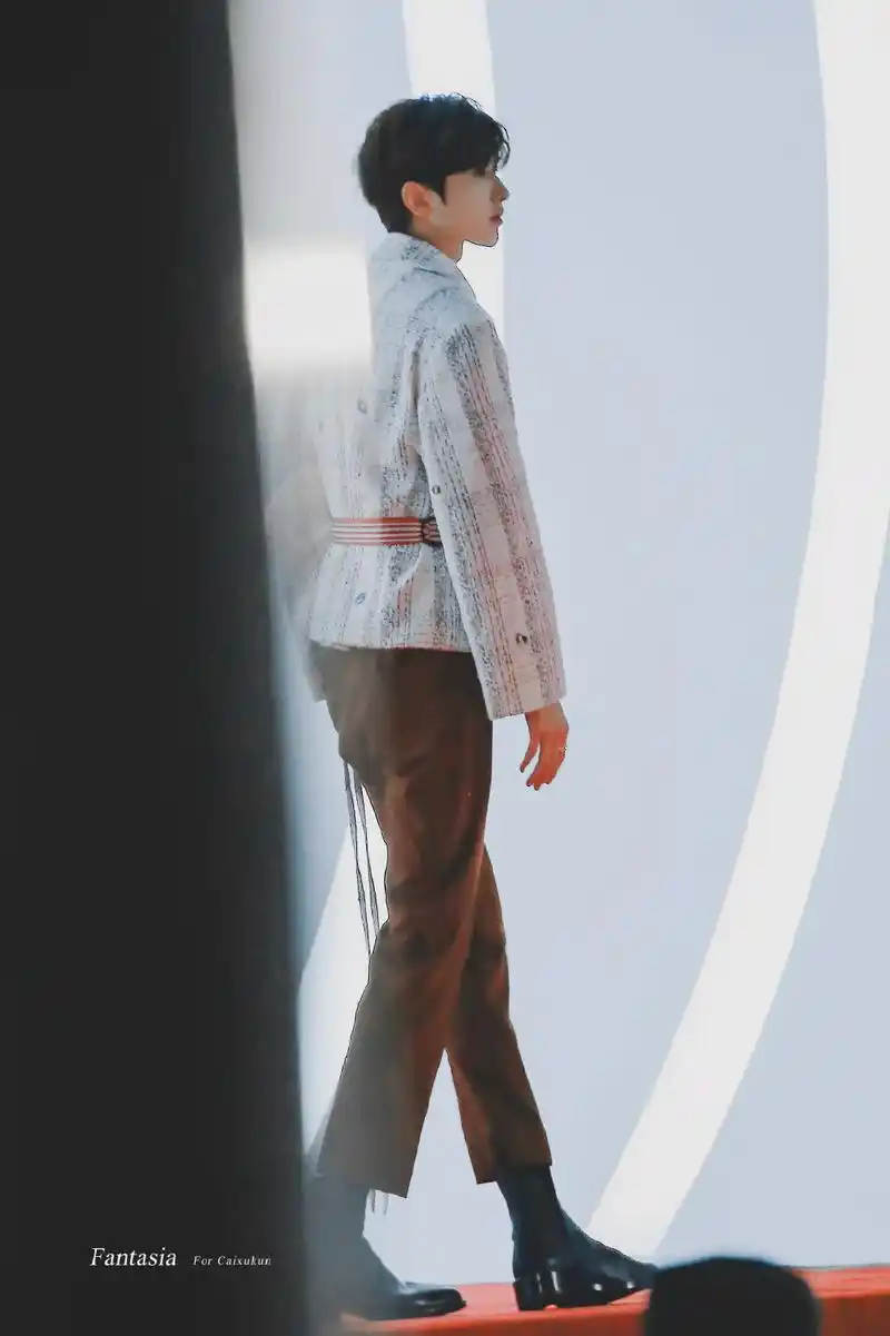 满屏都是腿系列合集更新 腿长两米的坤子哥一把子爱住了