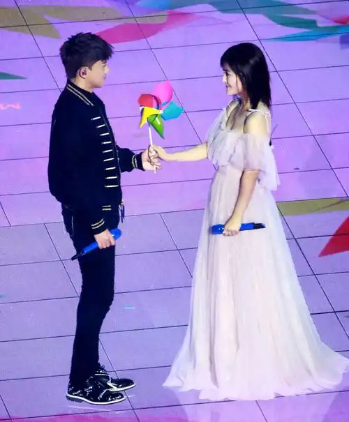 谢娜张杰同台演出超甜蜜