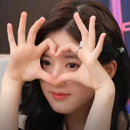 赵露思比心的8连拍