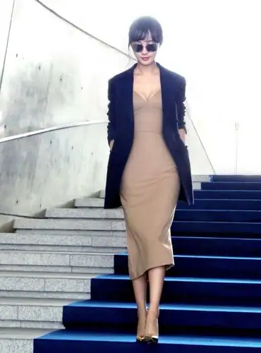 李菲儿豁出去了西服敞开穿秀蕾丝内衣干练大方又高级太撩人