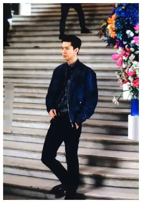 原创吴世勋身材逆天现身看秀身材却好过模特插兜上演超模站