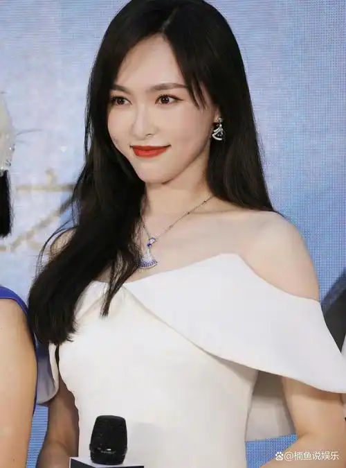 38岁唐嫣状态真好,穿一字肩白裙参加活动,无美颜无滤镜好漂亮