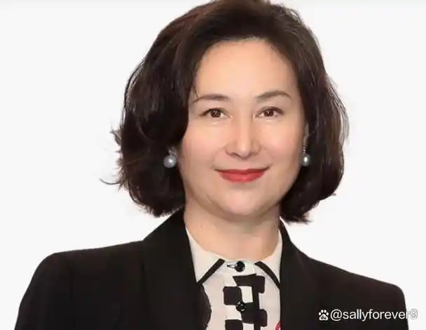 澳门赌王女儿何超琼,常年佩戴一对珍珠耳环,只源于与陈百强情深