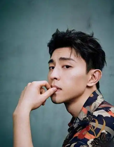 邓伦,一个因《香蜜沉沉烬如霜》而迅速崛起的演员,曾在短时间内成为了