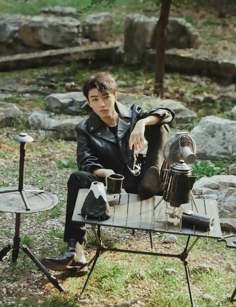 王俊凯#22岁生日照,机车皮夹克造型,户外秋季露营,酷帅成长蜕变,扇照