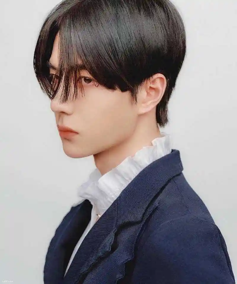 王一博眼尾钉时尚造型王子切发型不一样的酷盖