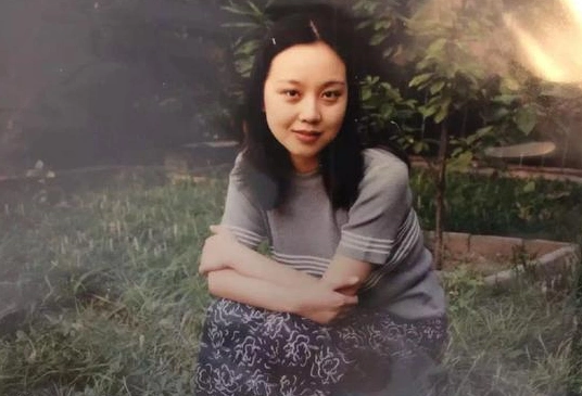 2日报道9月2日中午,闫妮工作团队官微晒出了一张闫妮年轻时的青涩旧照