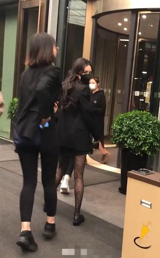 杨幂穿黑丝袜有点吓人走路姿势难看杨幂还有坏习惯