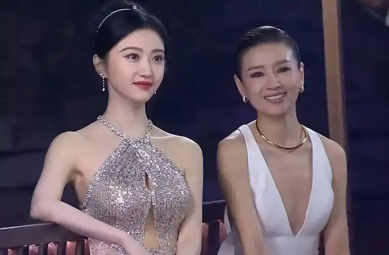 27岁林允同框,我感慨:气质面前,身高年龄都不是问题_头发_电视剧_景甜