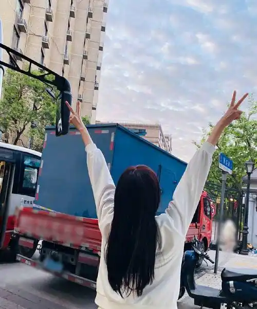 关晓彤晒五一剧组工作照,长发披肩,双手向着天空比耶,太有校园初恋那