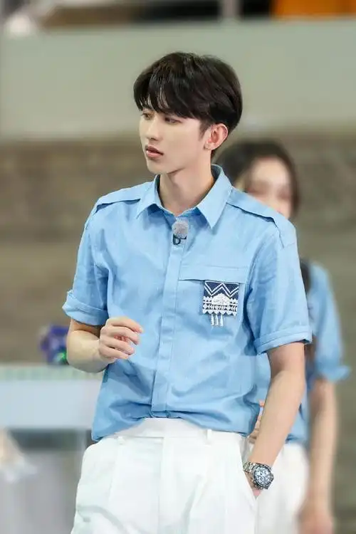 组图蔡徐坤奔跑吧剧照蓝衬衫搭白裤干净清爽