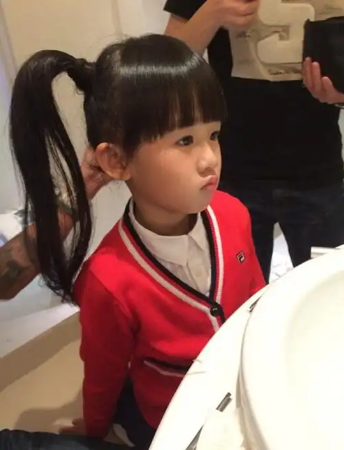 陆毅晒女儿贝儿梳双马尾近照