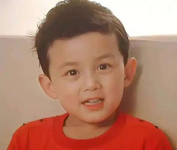 10位等比例长大明星!吴磊五官一样,罗云熙复制贴上,杨洋从小帅脸没变