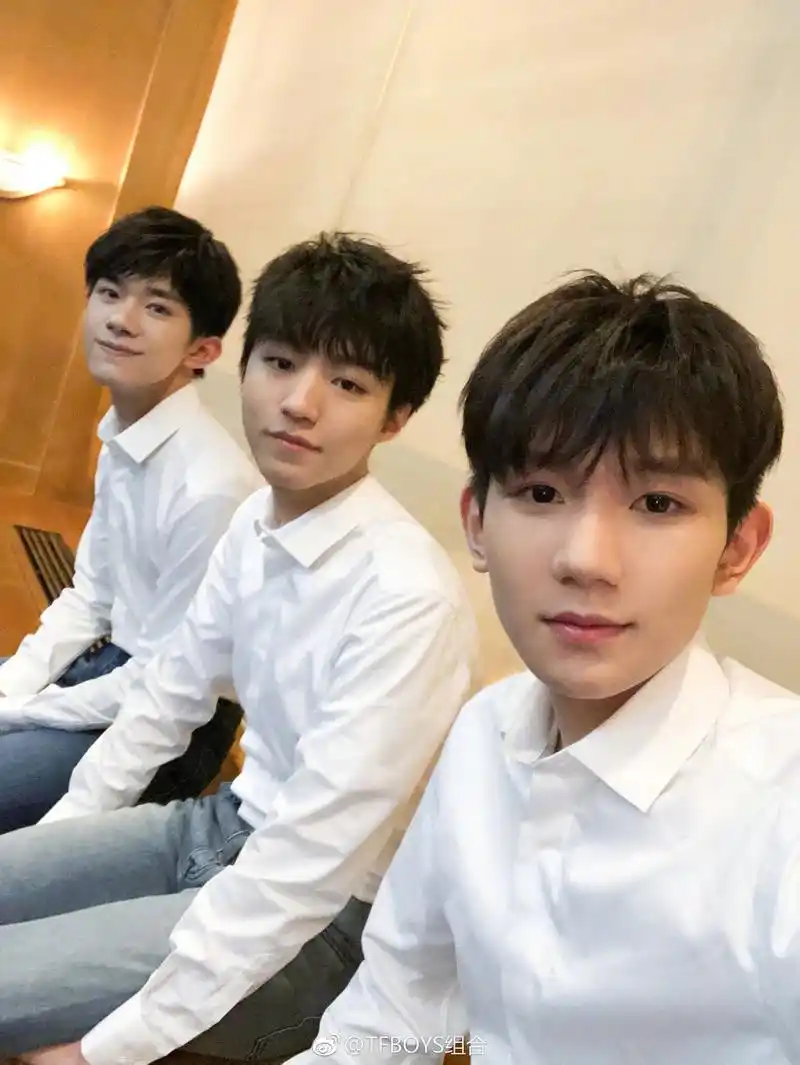 [tfboys][新闻]190204 四叶草的除夕福利,组合发博放三只自拍照!