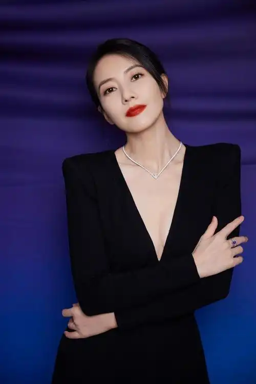 高圆圆一组写真,她穿着一件黑色的深v领套装.