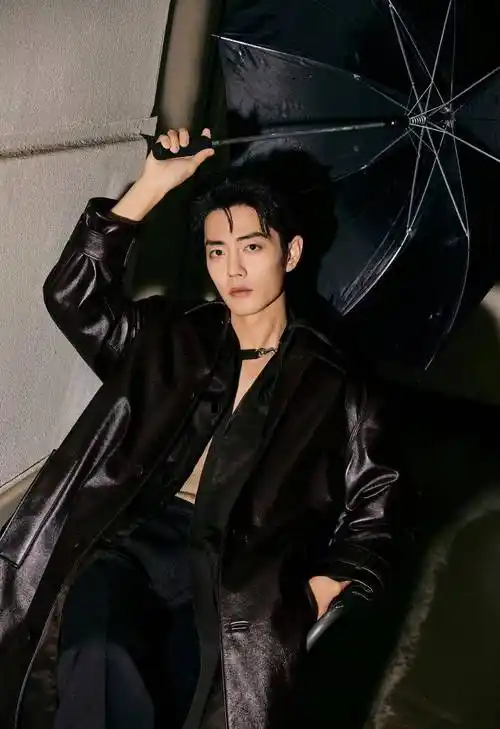 肖战黑色皮衣显风流,看秀造型万众瞩目_时装周_魅力_专业