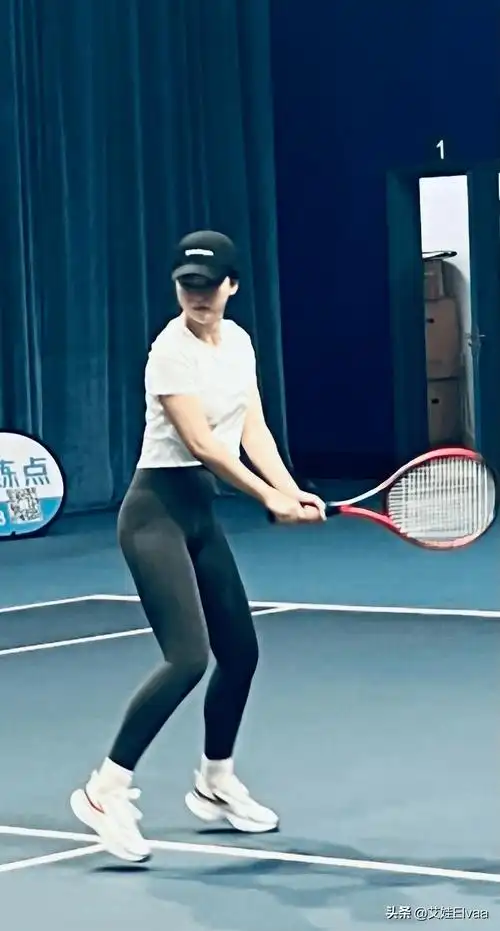 朱珠身材并不好,而且体重也不轻,但穿紧身裤就很健康自信的美!