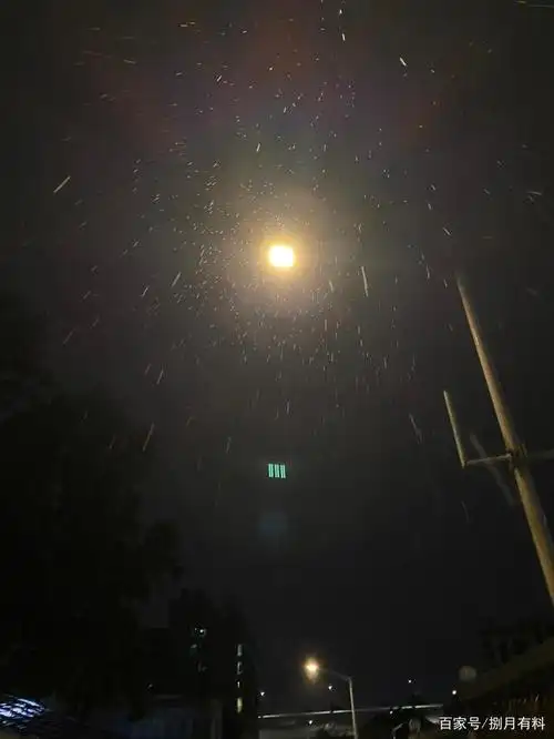 白云山上下雨天的广州夜景