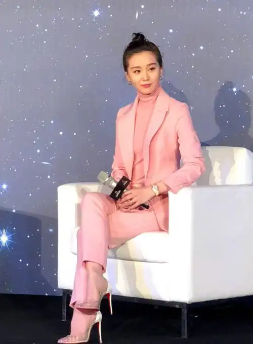 穿西装不一定是霸气,刘诗诗"公主头"配西装,可太甜美了!