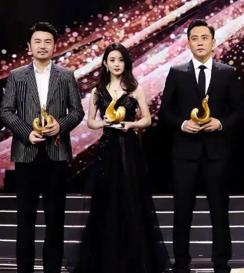 刘烨同框,更是出了一个名词"一个头两个大",↓↓↓林更新靠在她肩膀上