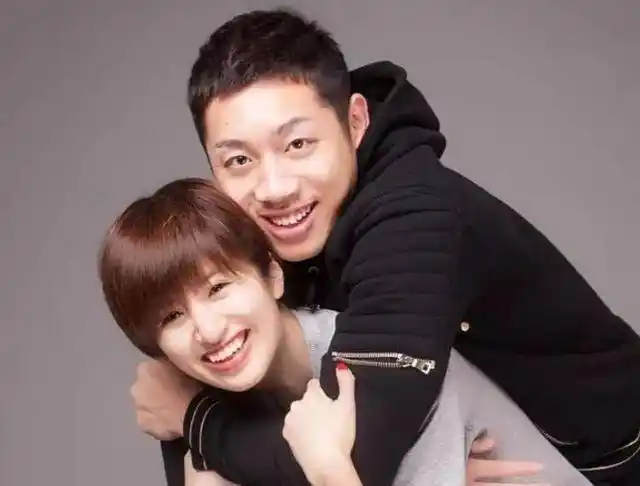 中国男团登上领奖台,马龙,许昕,樊振东也是互戴金牌.