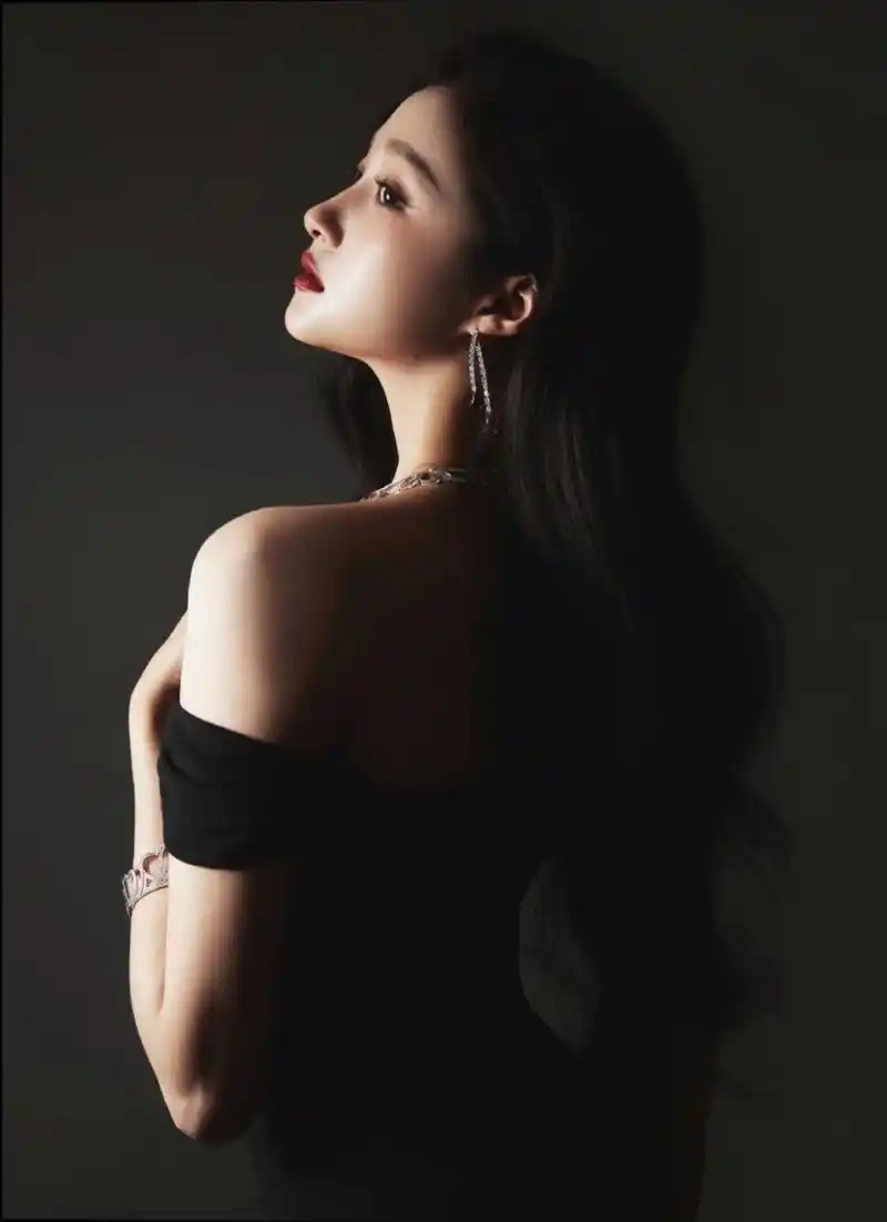 关晓彤# 黑色一字肩抹胸长裙,窈窕身材,珠光宝气,明艳夺目