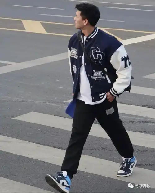 look1:灰色棒球服 黑色卫衣 黑色休闲裤 aj潮鞋