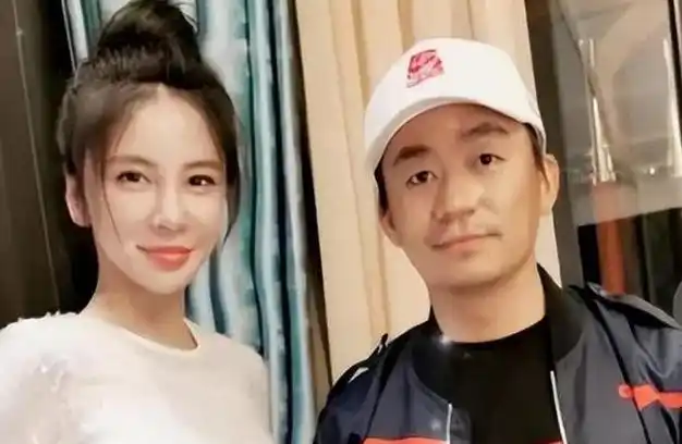 王宝强偏偏选择了最激烈的方式,将"家丑"外扬,让所有人都知道他被妻子