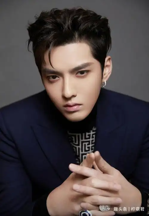 吴亦凡银发造型亮相太撩人,简直是撕漫男本人!