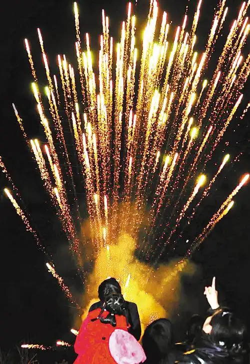 山村响起冲天炮