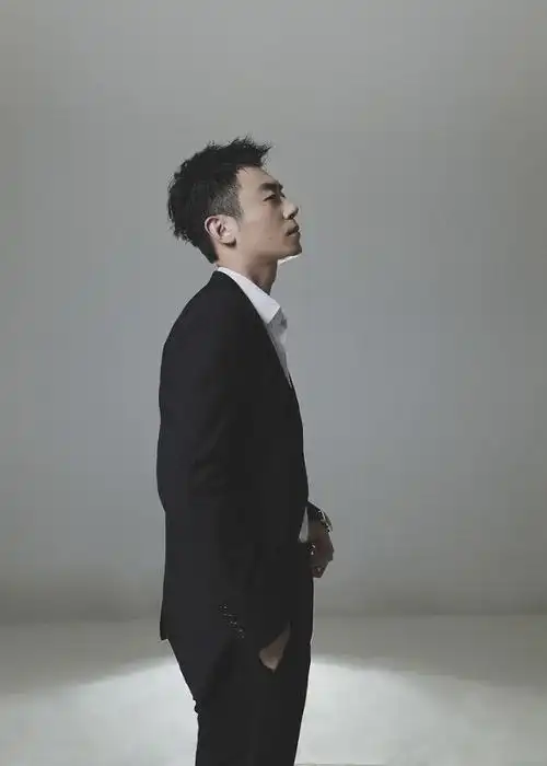 朱亚文立体剪裁西装尽显优雅绅士范 垂眸沉思氛围感十足