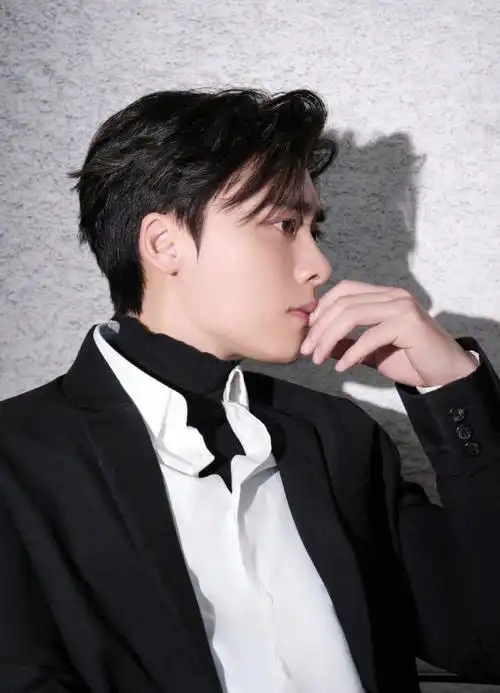 李易峰微博电影之夜红毯造型写真释出着黑白西装衬衫儒雅帅气