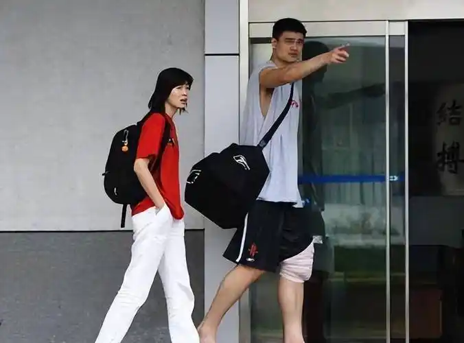 姚明妻子42岁仍风韵犹存,13岁女儿2米身高抢镜,国籍问题引争议_叶莉