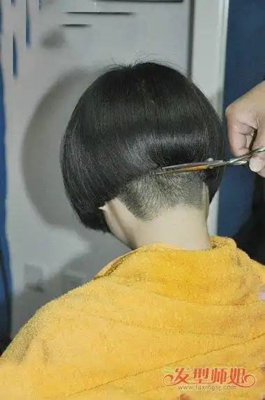 可以开始后面部分的梳剪发,直接把最后部分的头发剃光了,两边头发是