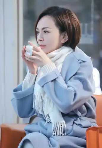 王琳穿蓝色系大衣 白色针织衫是真好看,看起来很减龄