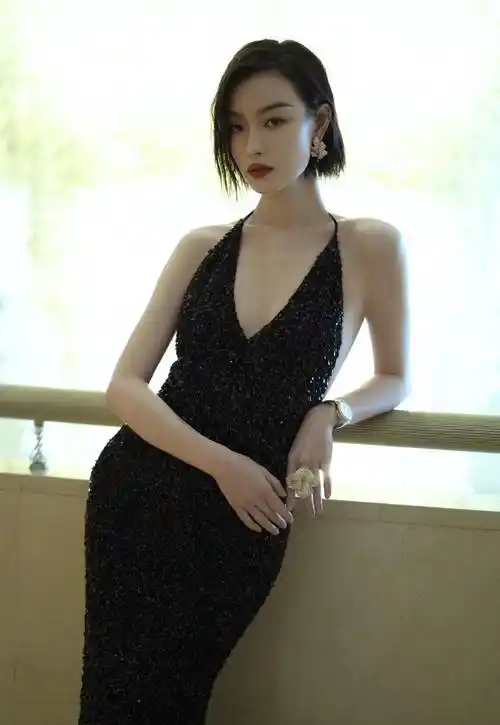 不时尚却自带时尚,倪妮一袭深v露背裙,蝴蝶背鱼尾臀美得不敢看_衬衫