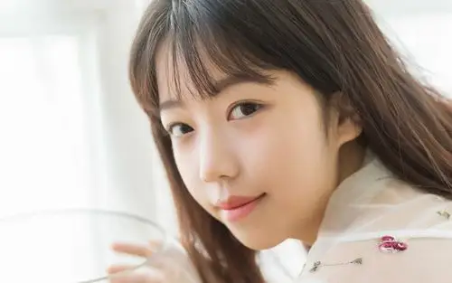 长发圆脸女生美女图片79