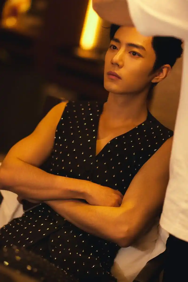 闪闪发光的肖战#肖战闪钻黑色西装造型 #微博之夜肖战 #肖战 - 抖音