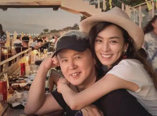 张庭搂着他的肩膀亲密拍照,他看着不像张庭的丈夫,更像张庭的奶奶.