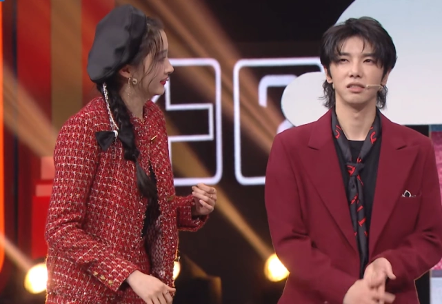 关晓彤怕被气球崩到华晨宇下意识的举动被夸不愧是当了爸爸的