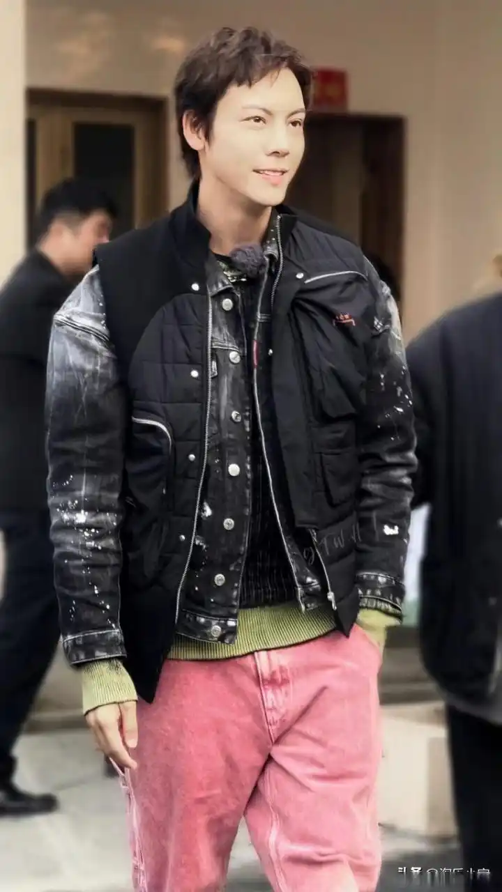 陈伟霆新发型栗色狼尾头,只有绝世颜值先至carry到 近年长驻内地发展